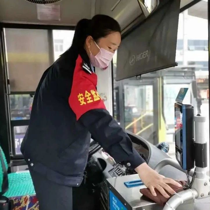 【身边好人】轿车浓烟滚滚 汶上公交女司机火速驰援助灭火